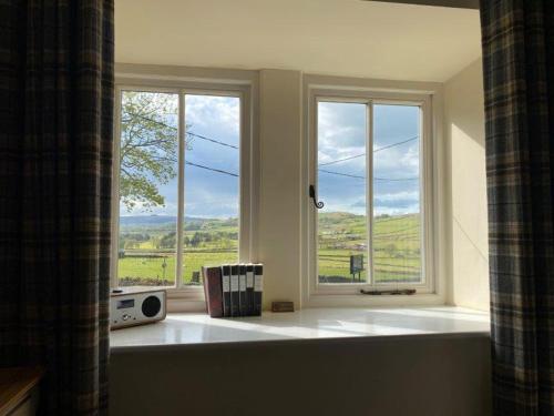 科尔内The Alma Inn的客房设有一个享有田野景致的窗户。