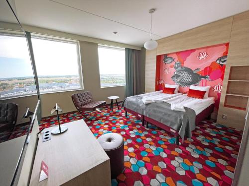 隆德Motel L Lund的一间卧室配有一张床和一张书桌