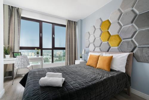 卢布林EASY RENT Apartments - SKY的一间卧室配有一张带黄色枕头的大床