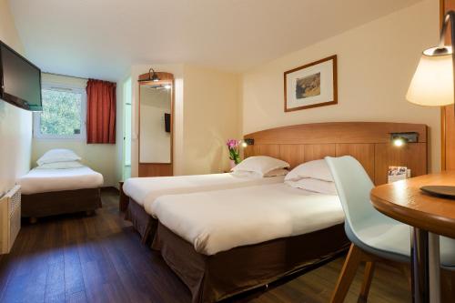 亚眠北亚眠舒适酒店的酒店客房配有两张床和一张书桌