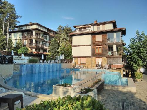 索佐波尔Private holiday flat by seaside - Santa Marina- Sozopol的大楼前设有游泳池的酒店