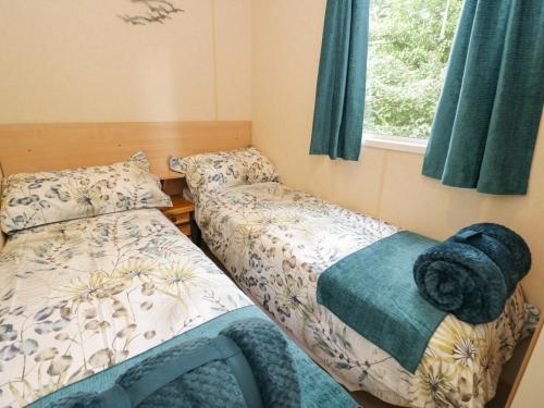 莫伊尔弗雷Vista的小型客房 - 带2张床和窗户