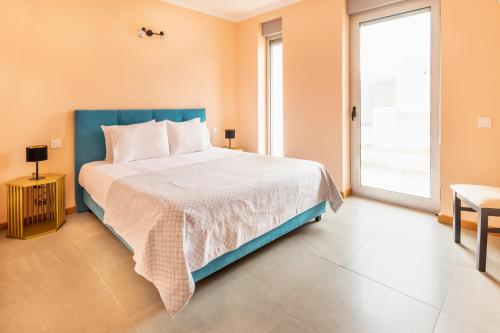 Faja GrandeVillas do Mar的一间卧室设有一张床和一个大窗户