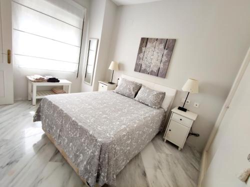 塞维利亚Santa Justa Sevilla Nervion Buhaira Centro的白色的卧室设有床和窗户