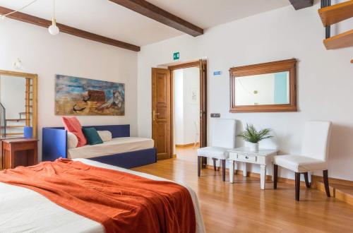 罗马Torripa Group - Trastevere的一间卧室配有一张床和一张沙发