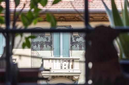罗马Torripa Group - Trastevere的站在有窗户的建筑物前的人