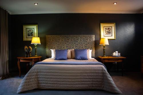 比勒陀利亚Koru Guesthouse的一间卧室配有一张带蓝色枕头的大床