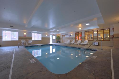 华盛顿华盛顿江山旅馆及套房的在酒店房间的一个大型游泳池