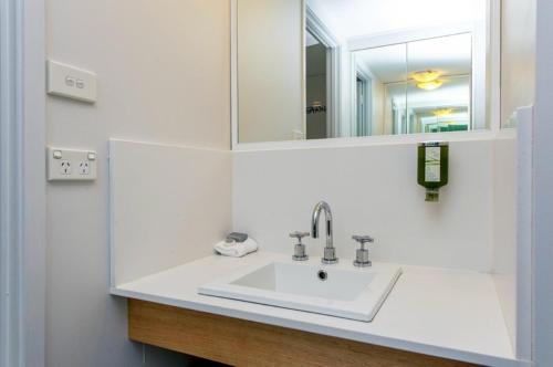 堪培拉堪培拉阿尔法酒店的一间带水槽和镜子的浴室
