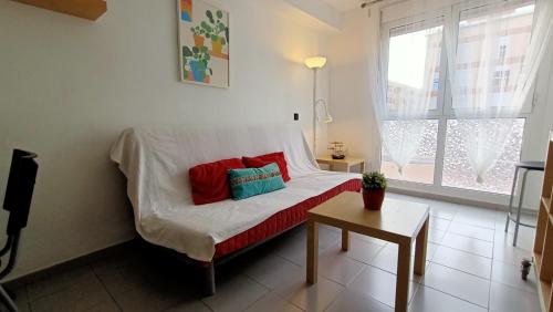 厄尔梅达诺Alquilaencanarias-Medano, Cabezo beach & pool的客房内的白色床,配有红色和蓝色枕头