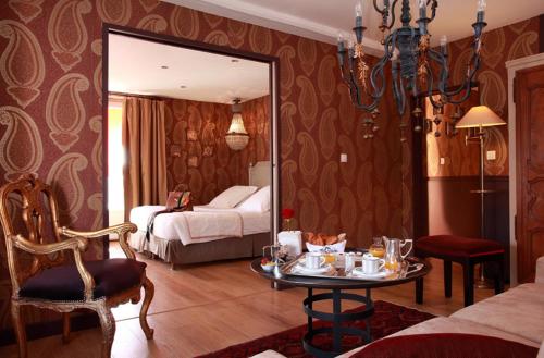 Saint-Jean-aux-Bois奥博热拉邦内伊德酒店的客房设有床、桌子和镜子
