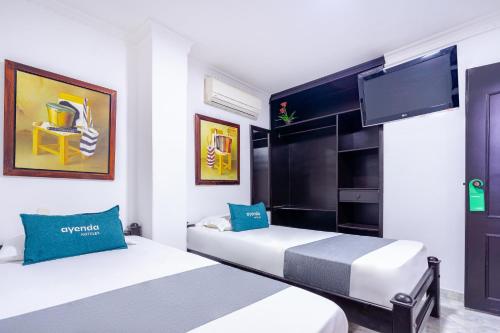 巴耶杜帕尔Ayenda Union的酒店客房设有两张床和一台平面电视。