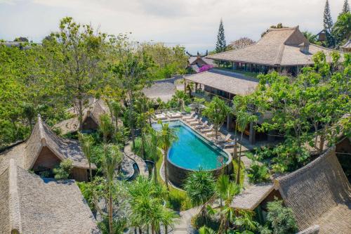 乌鲁瓦图The Asa Maia - Adults Only Resort的享有度假村的空中景致,设有游泳池和树木