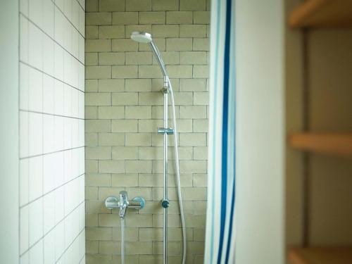 长崎鲁特 - 咖啡厅和小旅舍的浴室内配有淋浴和头顶淋浴
