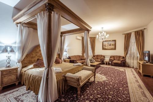 塔什干Ichan Qal'a Premium Class Hotel的一间卧室配有天蓬床和沙发