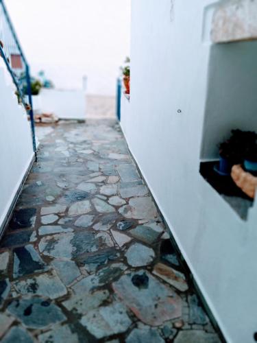 基莫洛斯岛ARGYRO'S HOUSE的走廊上设有石质走道,铺着石质地板