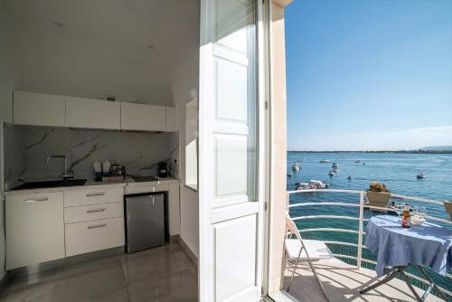 锡拉库扎Panorama Alfeo的阳台享有海景的厨房