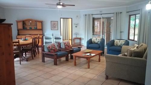 圣卢西亚6 Fish Eagles的客厅配有沙发、椅子和桌子