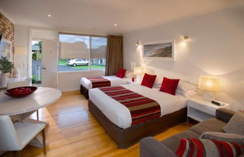 索伦托索伦托海滩汽车旅馆的酒店客房设有两张床和一张桌子。