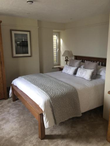 梅瓦吉西The Wheel House的卧室配有一张带白色床单和枕头的大床。