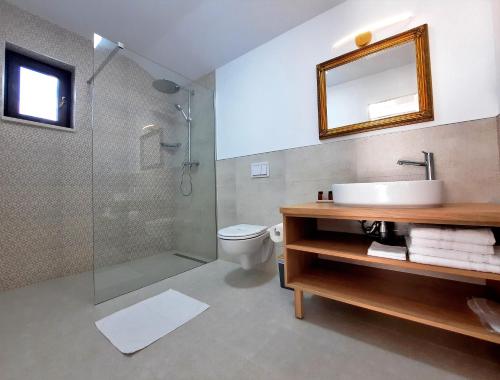 德瓦Casa Mora的带淋浴、盥洗盆和卫生间的浴室