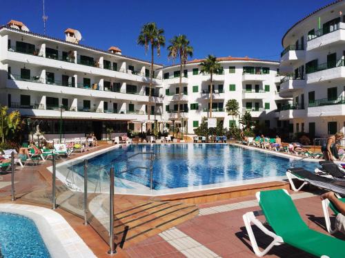 英格兰海滩Sunrise Apartment - Playa del Inglés的酒店前方的大型游泳池
