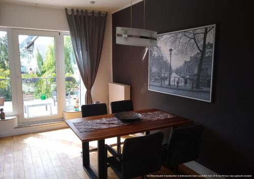 特罗斯多夫Apartment Troisdorf - Bonn的一间带桌椅和窗户的用餐室
