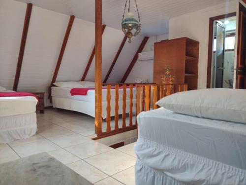 邦比尼亚斯Apartamento estilo chalé - Enxaimel的一间卧室配有两张床和吊灯。