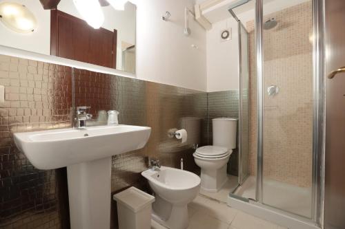 Città GiardinoTERRA MIA的一间带水槽、卫生间和淋浴的浴室