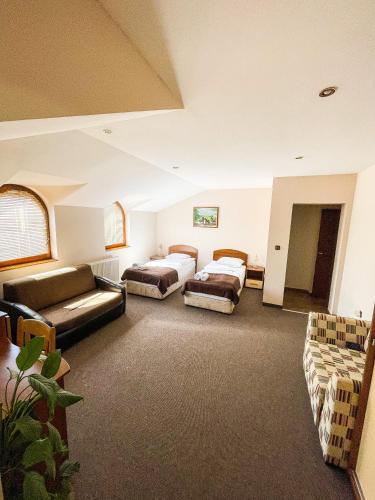 TutrakanFamily Hotel Palermo的酒店客房,设有两张床和一张沙发