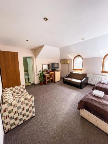 TutrakanFamily Hotel Palermo的客厅配有床和沙发