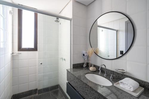 阿雷格里港Swan Generation Porto Alegre的一间带水槽和镜子的浴室