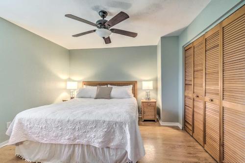 锡达基Charming Cedar Key Condo Direct Beach Access的一间卧室配有一张带吊扇的床