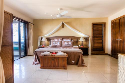 拉罗汤加朗德屋别墅酒店的一间卧室配有一张带天蓬的大床