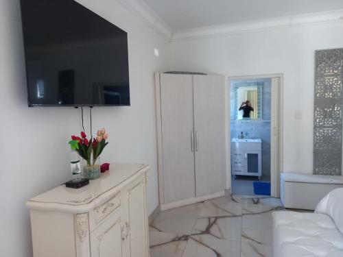 彼得马里茨堡Casa 57的白色的房间,设有白色的橱柜和厨房