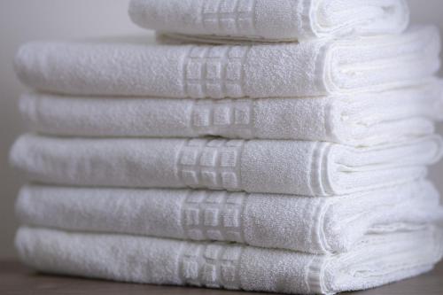 奥兰布拉Casa Premiatto的堆叠在一起的白色毛巾