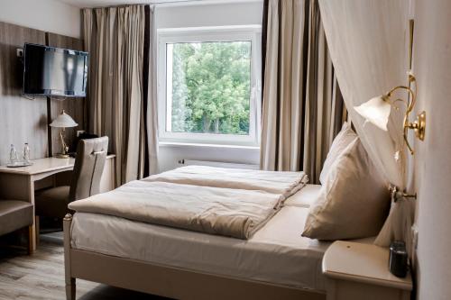 波尔塔韦斯特法利卡巴赫酒店的酒店客房设有床和窗户。