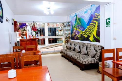 马丘比丘Peru Coca B&B Machupicchu的客厅配有沙发和桌子
