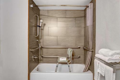亚特兰大亚特兰大钱布利塔克6号汽车旅馆的浴室设有浴缸和椅子