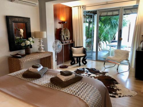 圣何塞德萨塔莱阿Ibiza style house,6 pers, luxury,with private pool的一间卧室配有一张床,上面有两条毛巾