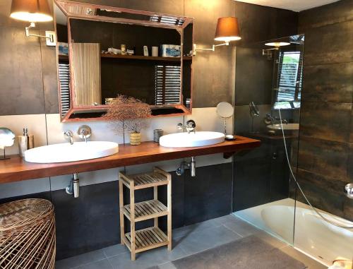 圣何塞德萨塔莱阿Ibiza style house,6 pers, luxury,with private pool的浴室设有2个水槽、镜子和浴缸。