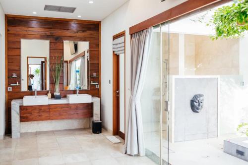 塞米亚克卡米尔别墅的一间带两个盥洗盆和大镜子的浴室