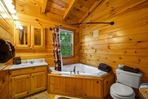 GYPSY ROAD - Privacy! Log Cabin with Hot Tub, WiFi, DirecTV and Arcade的一间浴室