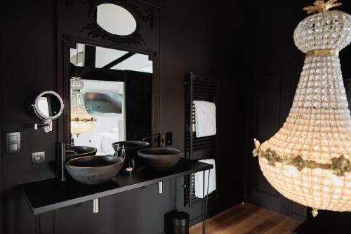 里摩日Maison Durieux的浴室设有2个水槽和镜子