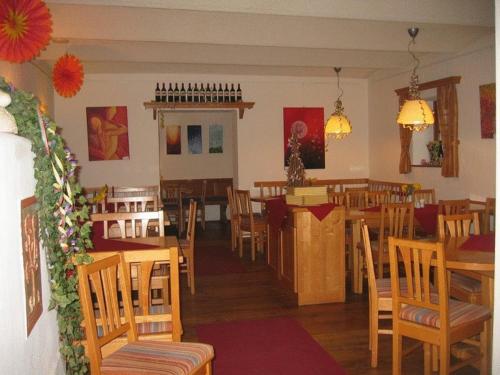 Gobelsburg科班肖夫农家乐的一间带木桌椅的餐厅和一间用餐室