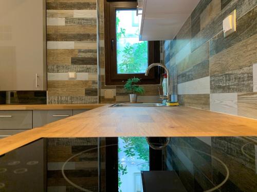 塞萨洛尼基Antony Luxury Suite in Thessaloniki的厨房配有木制台面和水槽