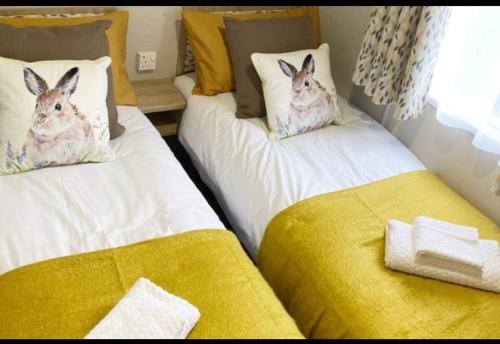 纳尔斯伯勒Lido leisure park的两张带兔子枕头的床。