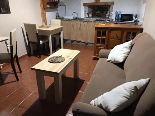 Espinoso de CompludoCasa Rural del Acebo的客厅配有沙发和桌子