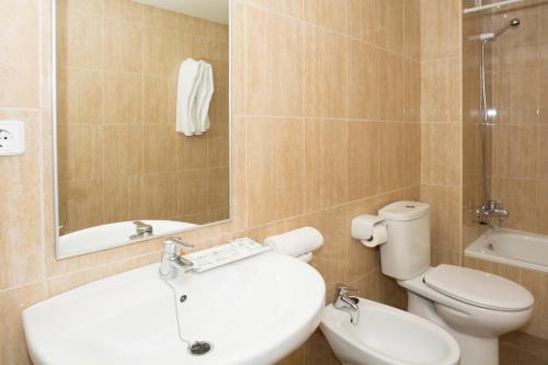 马盖鲁夫HSM唐璜酒店的一间带水槽、卫生间和镜子的浴室