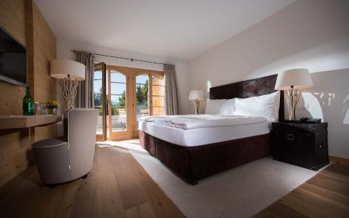 格施塔德Hotel des Alpes Superieur的一间大卧室,配有一张大床和一个窗户